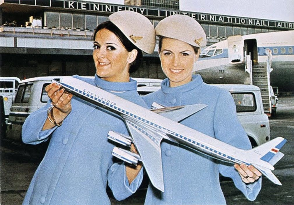 Un lot de 3 valises hôtesse de l.air années 1960